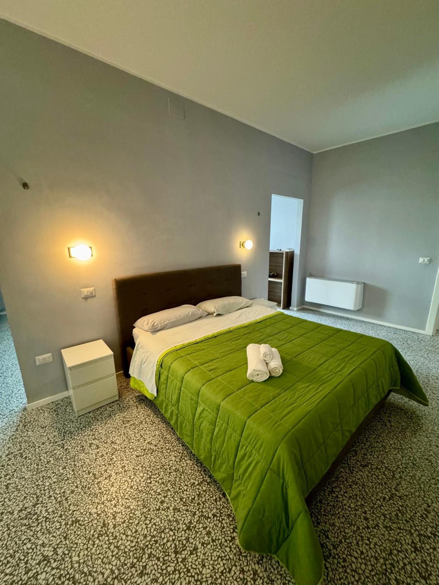 4 Balconi Rooms Paladini B&B E Appartamenti Лечче Экстерьер фото